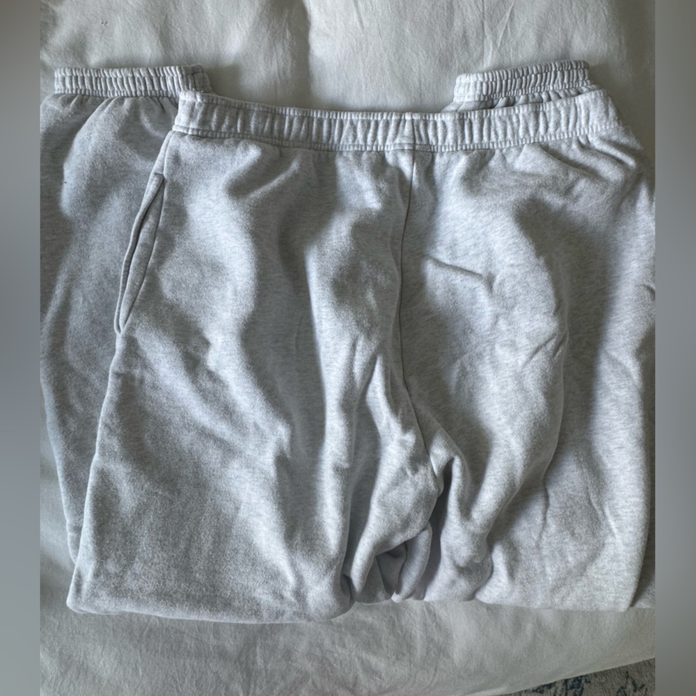COPY: Aritzia Mega Fit Sweatfleece Sweatpants in Light Gray XL - Picture 2 of 4